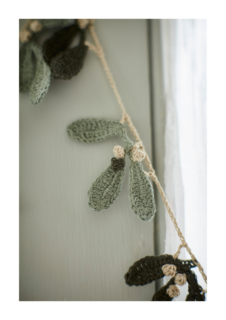 Mistletoe Wreath Crochet Pattern, Page 4